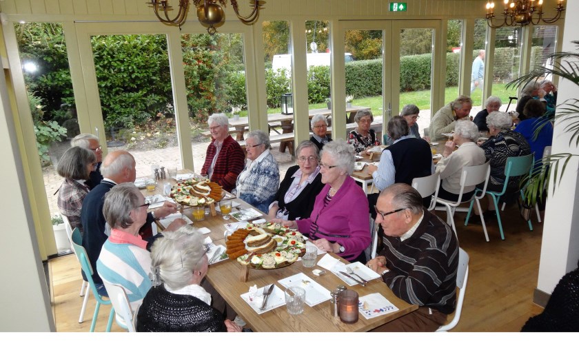 Zonnebloemgasten genieten van een feestelijke lunch. (foto Ido Huitenga)