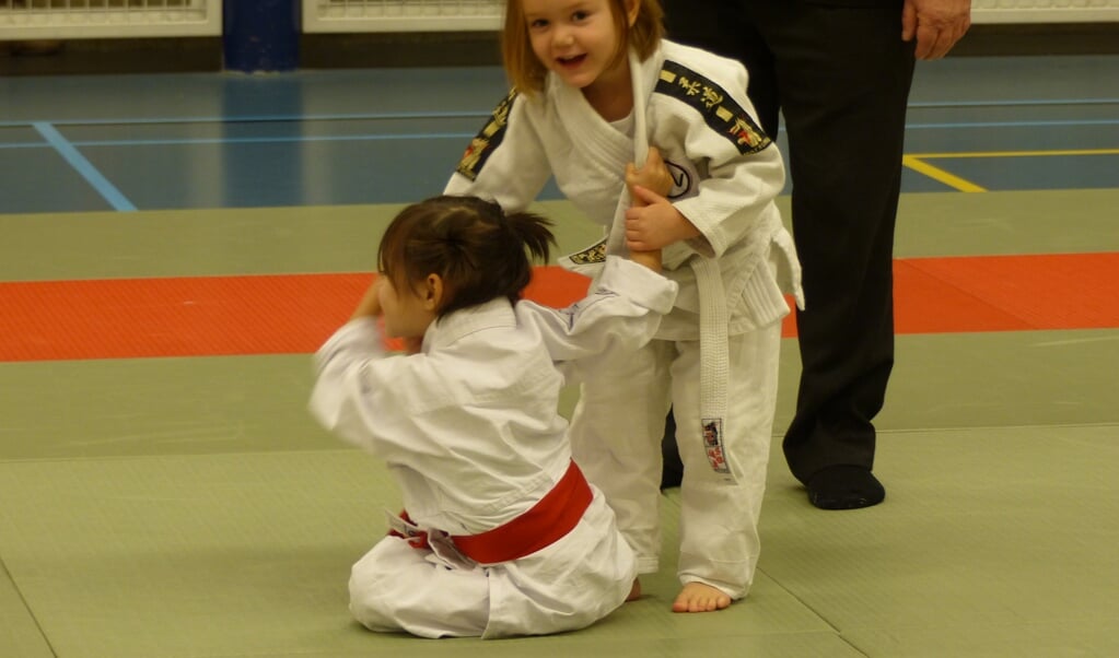 Ook de jongste Judoka's vinden elkaar op de mat.
