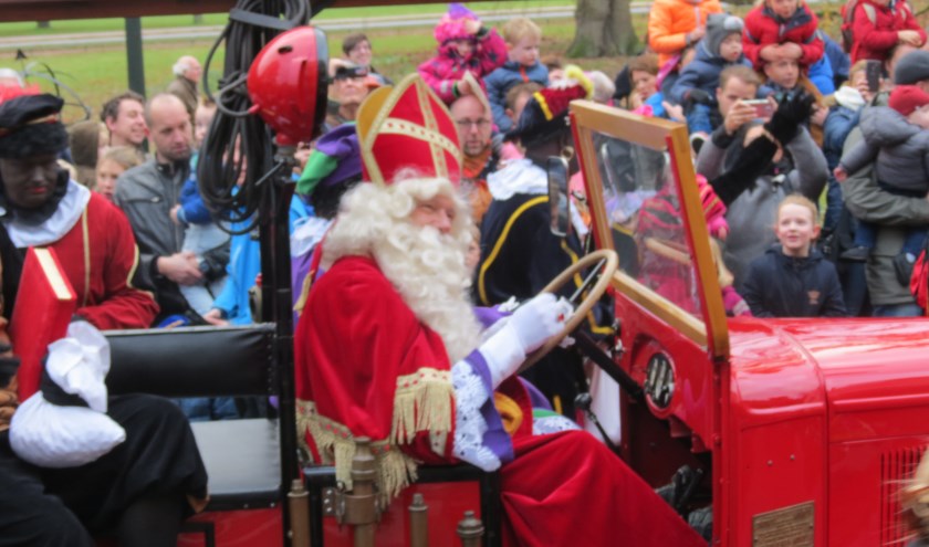 Sinterklaas komt aan bij het gemeentehuis.