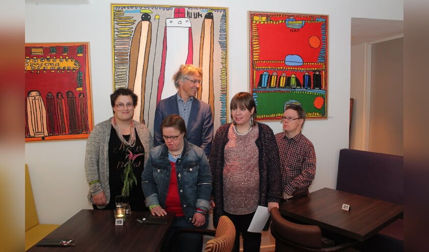V.l.n.r. Jessica Magnin, wethouder Hans Mieras, Roos Drieenhuizen, Luuk van der Bult en vooraan Jefke Dijkstra.