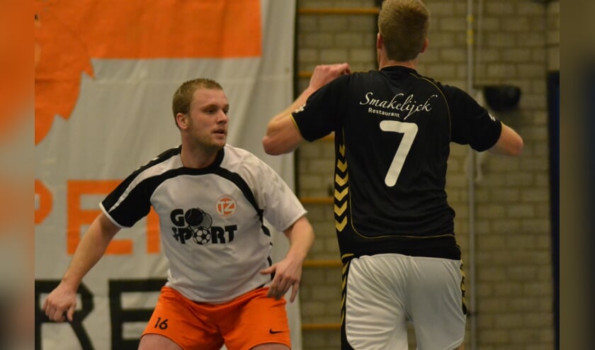 Randy Bruijntjes in actie tegen Bart Nieuwenweg van korfbalvereniging De Meeuwen.