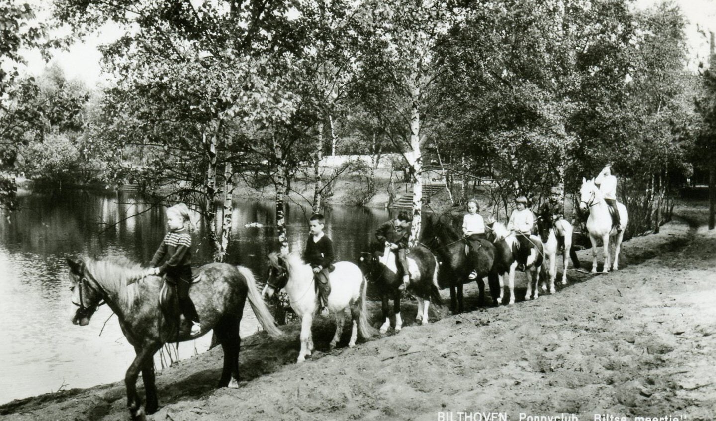Op de pony's rond de ijsbaan.