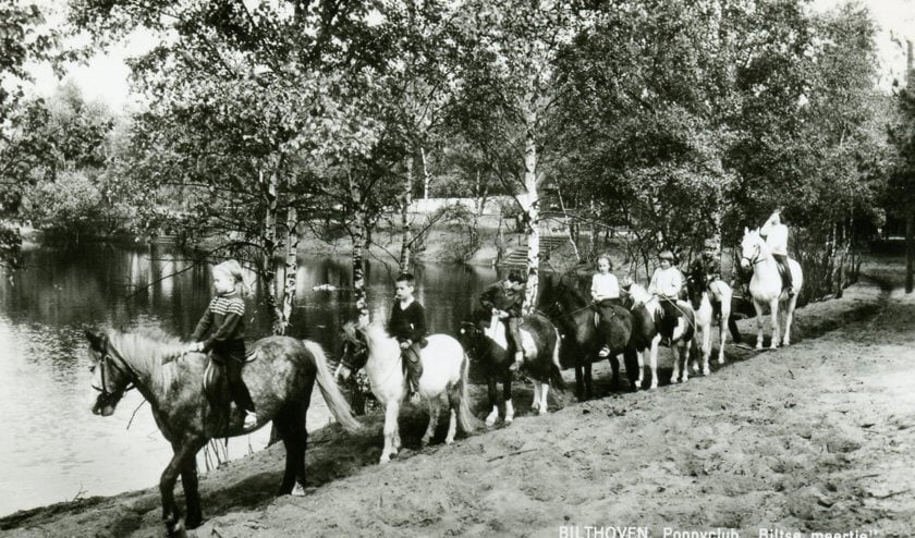 Op de pony's rond de ijsbaan.
