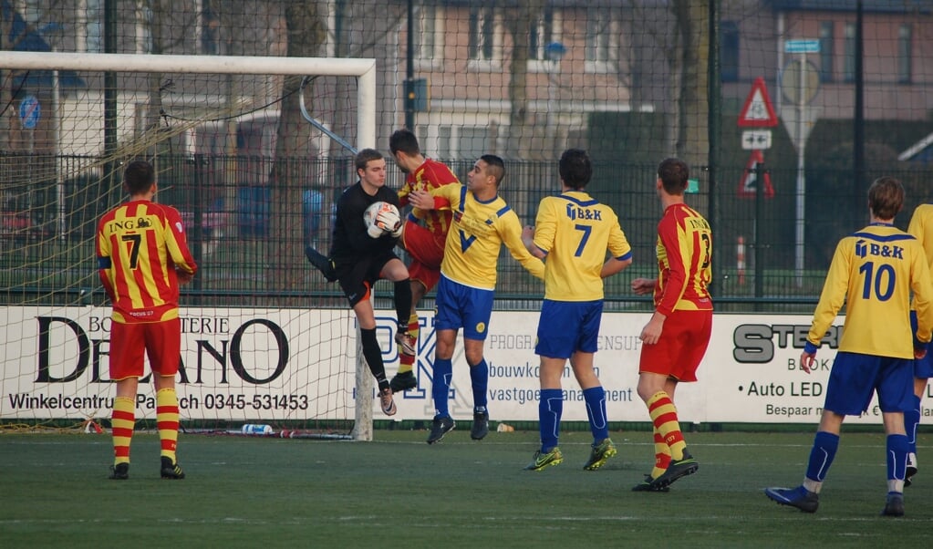 Het geelrode Focus (Fortitudo-Culemborg-combinatie) focust zich op de Maartensdijkse goalie Stijn Orsel. (foto Nanne de Vries)