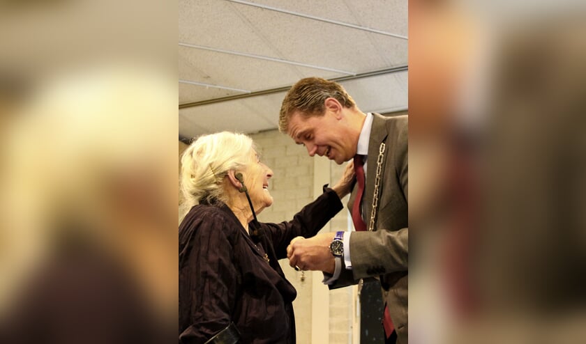 Betty Bausch-Polak krijgt in Veenendaal de koninklijke onderscheiding van burgmeester mr. Wouter Kolff. (foto Bert van Garderen)