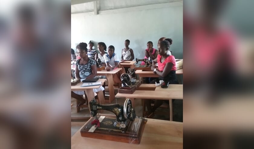 Singer naaimachines beginnen aan een tweede leven in Ghana.