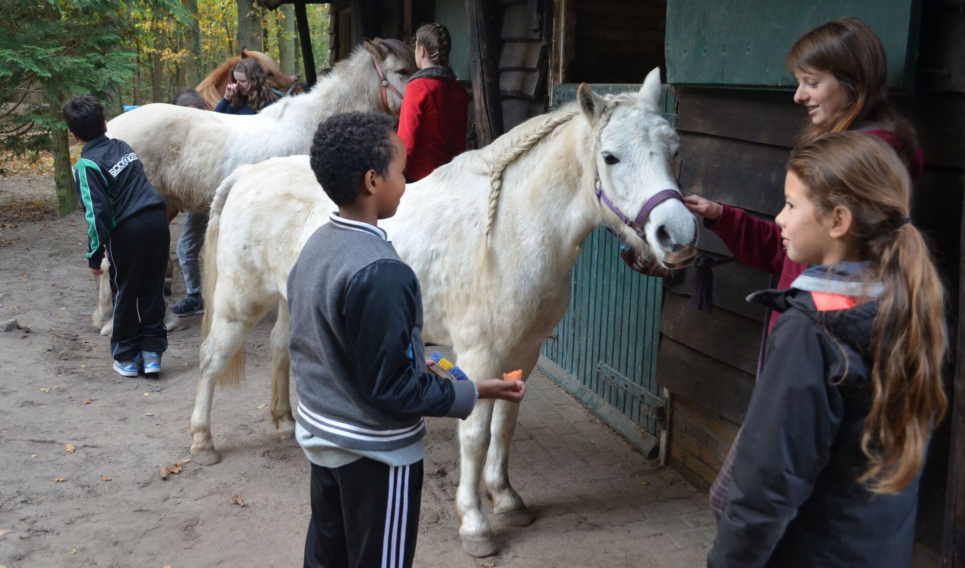 Kinderen van nieuwkomers en vluchtelingen genieten op De Vlierhof in Hollandsche Rading.