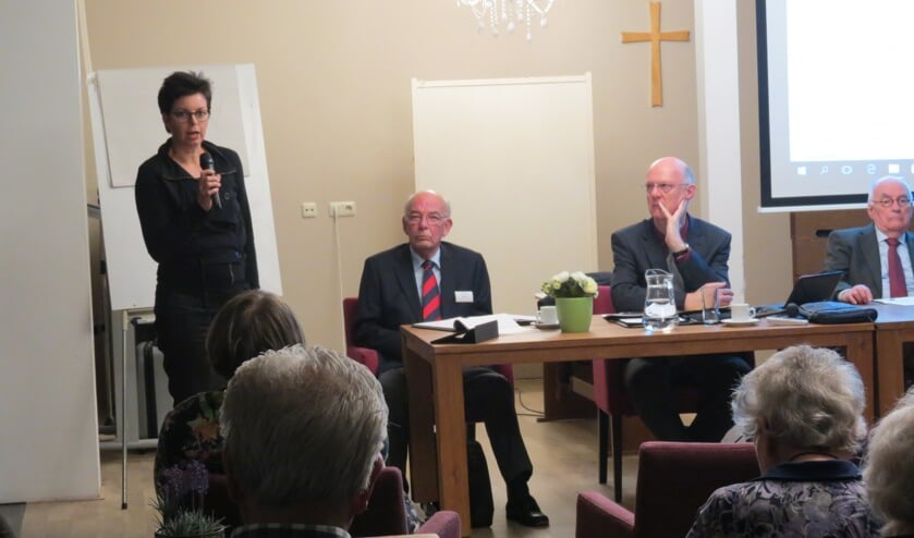 Tolinda de Vries tijdens haar presentatie.