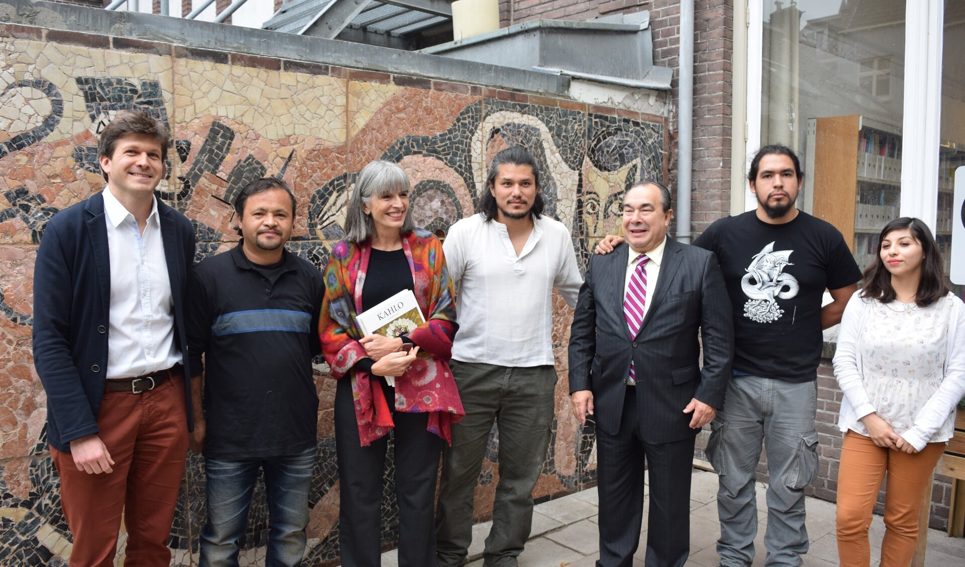 Onthulling van het kunstwerk: Eduardo Ponce (2e van L), Jorge Tanamachi (m), Ambassadeur Mexico (3e van r), Alejandro Loyola (2e van r), Maria Fernanda Arivalo (r.)