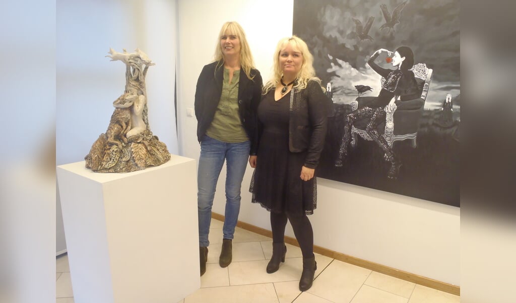 Ludmilla van der Spoel (links) en Birgitta Sundström Jansdotter bij de opening van hun expositie op 13 november. (foto Abe Postema)