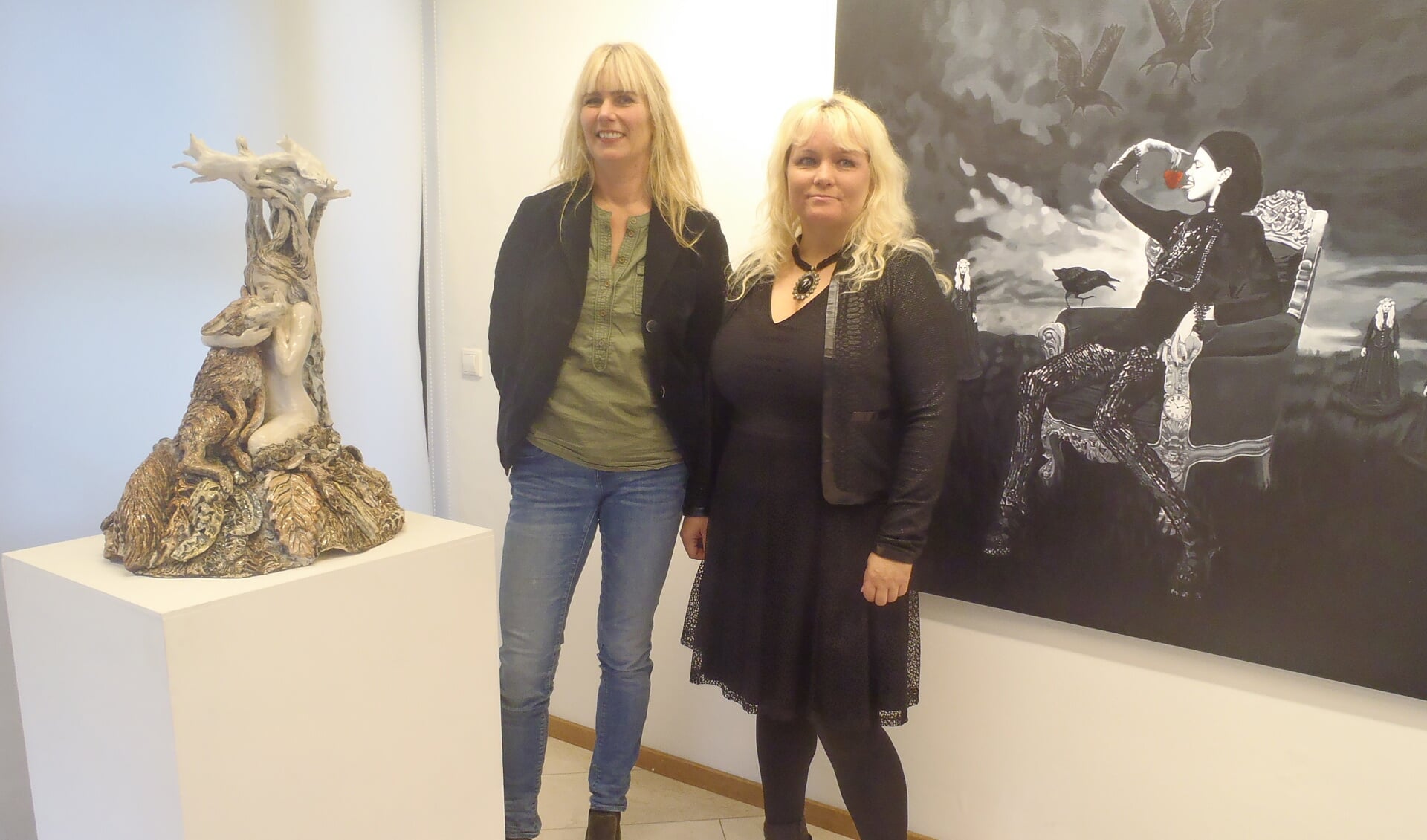 Ludmilla van der Spoel (links) en Birgitta Sundström Jansdotter bij de opening van hun expositie op 13 november. (foto Abe Postema)