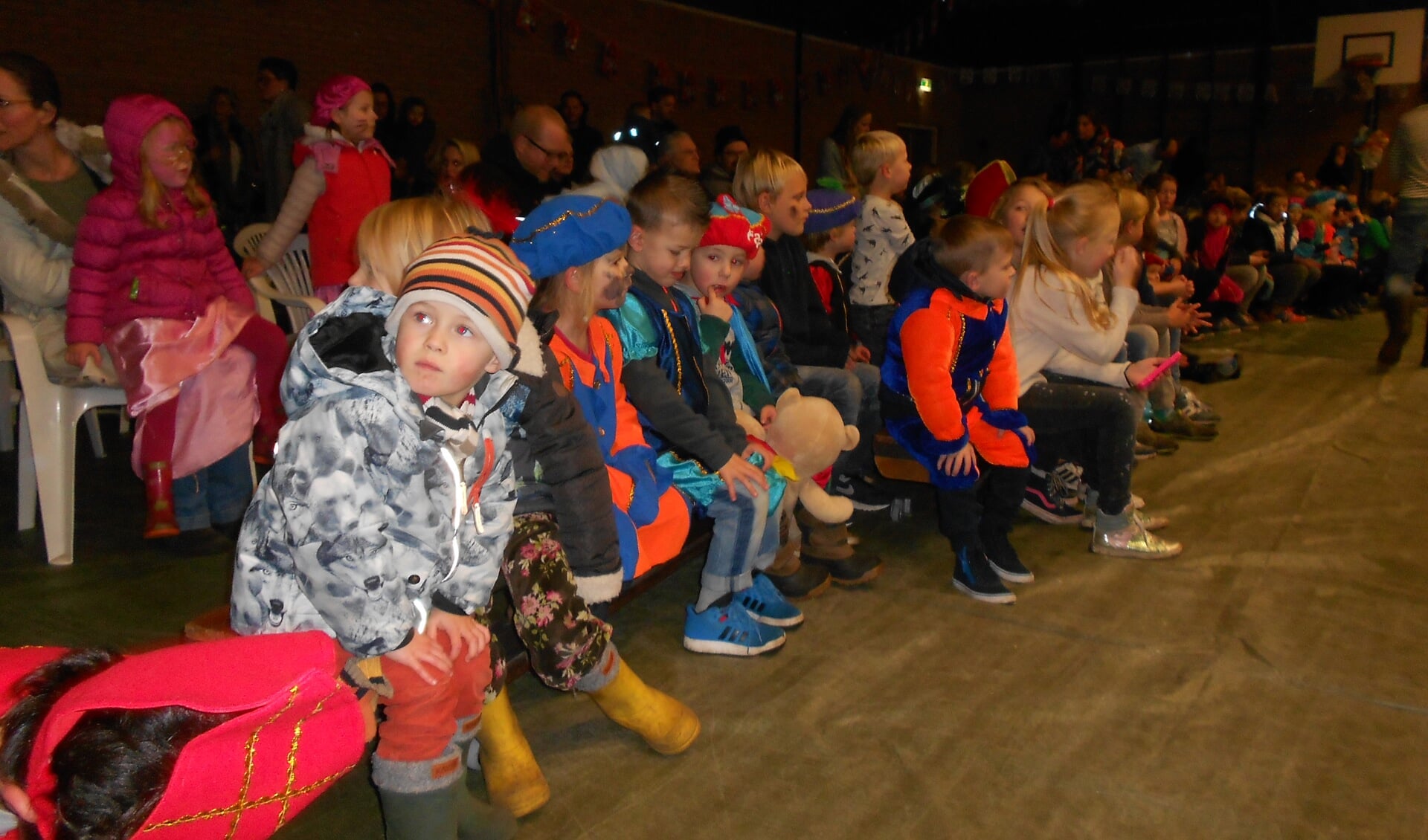 De kinderen wachten in spanning de komst van Sinterklaas af.