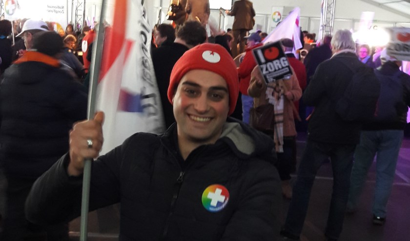 Mischa van der Heijden, campagneleider van het Nationaal ZorgFonds binnen gemeente De Bilt: 'Al meer dan 200.000 mensen steunen deze actie actief en we groeien nog steeds. Er waren eveneens vertegenwoordigers van Partij van de Dieren, 50-plus, VVD, CDA, D66 en PvdA aanwezig'.