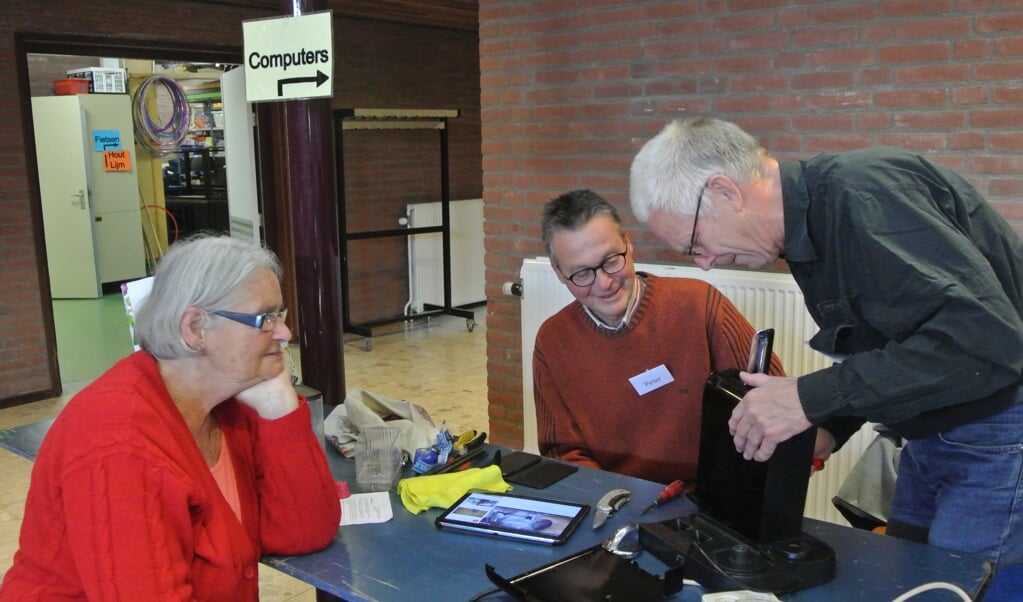 Iedereen blij in het repaircafé. (foto Frans Poot)