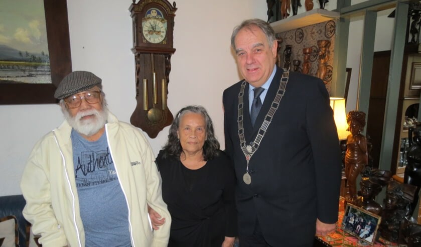 Burgemeester Bas Verkerk met het diamanten bruidspaar.