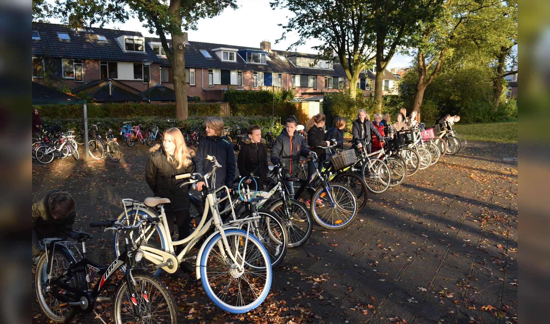Alle fietsen worden gecontroleerd op school.