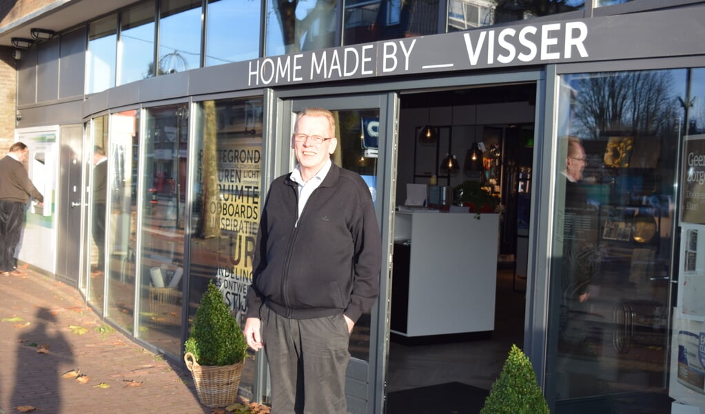 Hans Visser, winkelier aan de Hessenweg is blij met de komst van de miniatuurkermis.