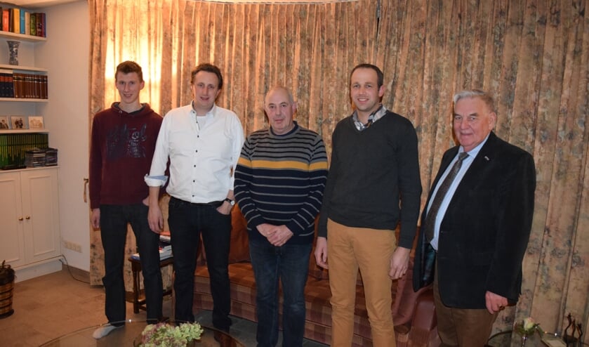 v.l.n.r. Albert Loedeman, Wijnand Kok, Rijk van Vorst, Chris van Hasselt en Jur Rijksen maken deel uit van het 100-koppige koor Con Forza.