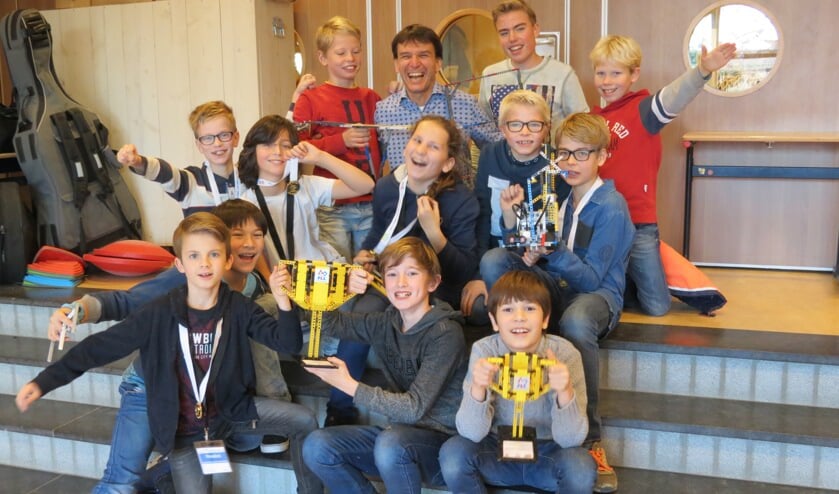 De opgetogen winnaars van de regionale Lego League 2016-2017.