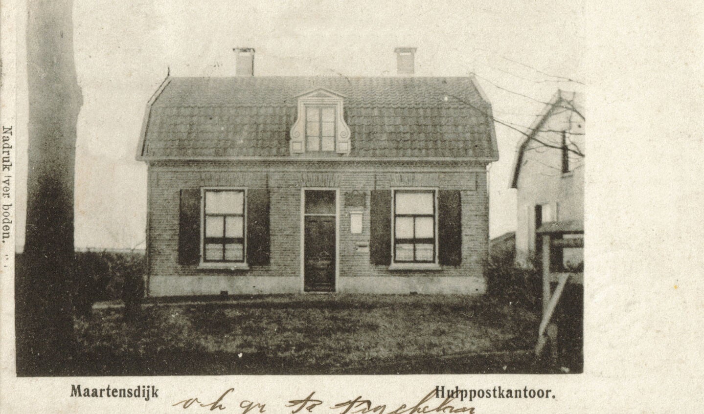 Het postkantoor aan de Dorpsweg 29 omstreeks 1900. (uit de digitale verzameling van Rienk Miedema)