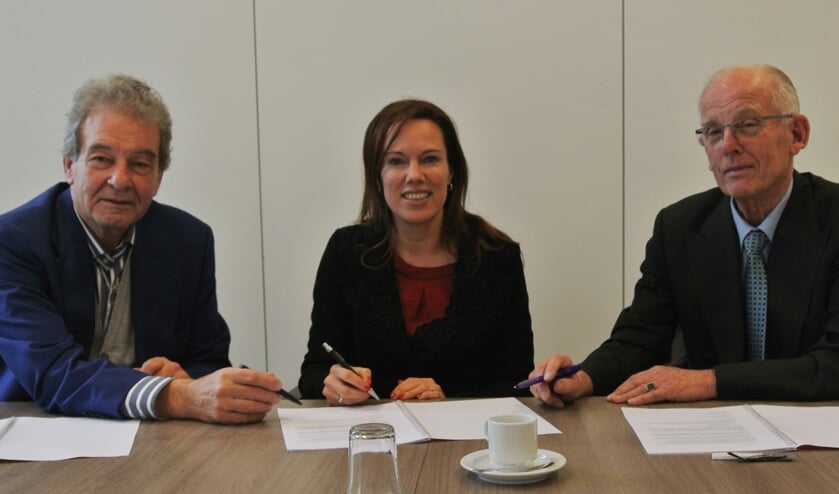 wethouder Ebbe Rost van Tonningen (l), SSW directeur-bestuurder Jessie Bekkers-van Rooij en Ruud van Zwol (voorzitter van Woonspraak) ondertekenen de vastgelegde afspraken.  