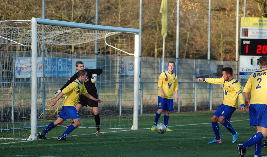 SVM-verdedigers ondersteunen de goed spelende doelverdediger Stijn Orsel. (foto Nanne de Vries)
