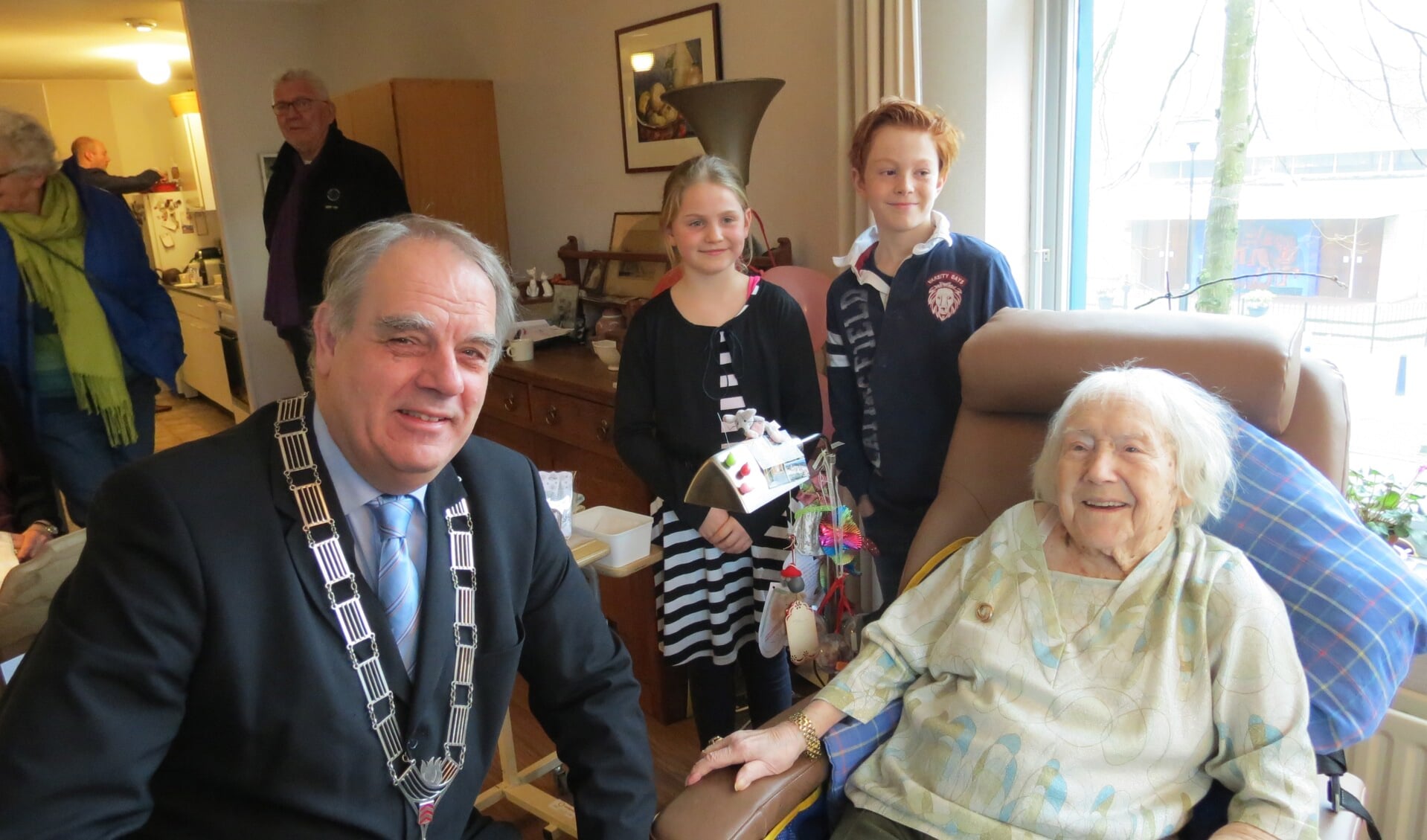 Een stralende 105-jarige met burgemeester Bas Verkerk.