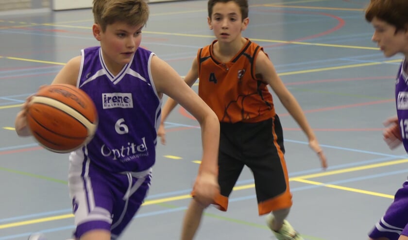 Al jong op snelheid tijdens het basketbal
