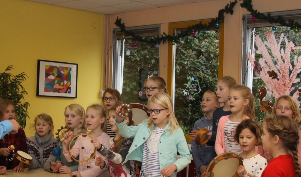 Kinderen van de Nijepoort oefenen voor hun optreden in de Dorpskerk.