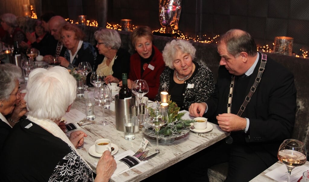 Afsluiting van de restaurantcampagne met 40 ouderen in Settlers in Bilthoven. [foto Reyn Schuurman]