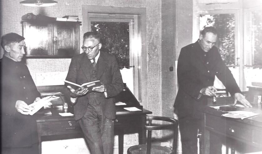 V.l.n.r. brievenbesteller C. van Baaren, postkantoorhouder W.J. van Eck en brievenbesteller G. Steenbeek in het postkantoor aan de Dorpsweg 94 te Maartensdijk. (uit de verzameling van Koos Kolenbrander)