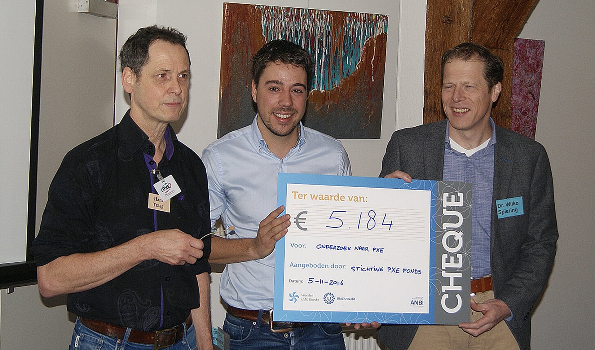 Onlangs overhandigde Hans Traag (links) de cheque, aan vasculair internist Wilko Spiering (rechts) en arts-onderzoeker Guido Kranenburg, beiden verbonden aan het UMC Utrecht.