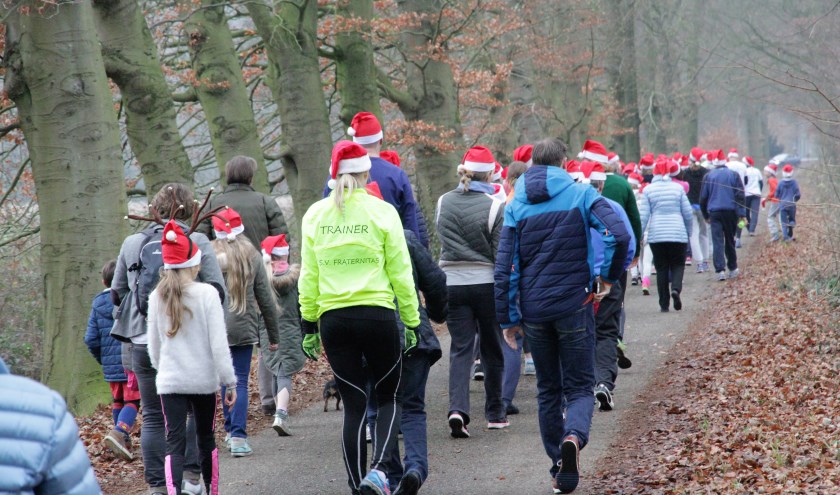 Zo'n 75 kerstmutsen vinden hun weg door het bos.