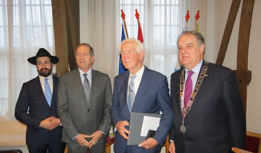 V.l.n.r. Rabbijn Yanki Jacobs, ambassadeur Aviv Shir-On, Ferdinand Bakker en burgemeester Bas Verkerk.