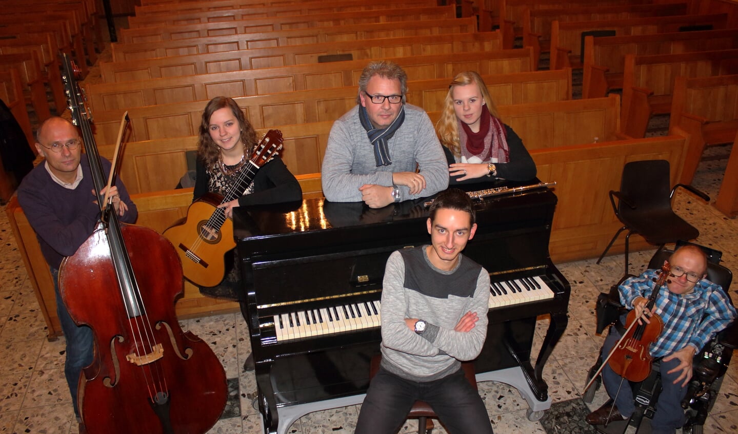 Aan de avond werken mee: Aalt van de Beek en Lianne de Jongh (viool), Willard van Ooij (contrabas), Jannemieke de Jong (gitaar), Mariëlle Schippers (fluit), Hans Schippers (orgel) en Rens de Winter (vleugel).