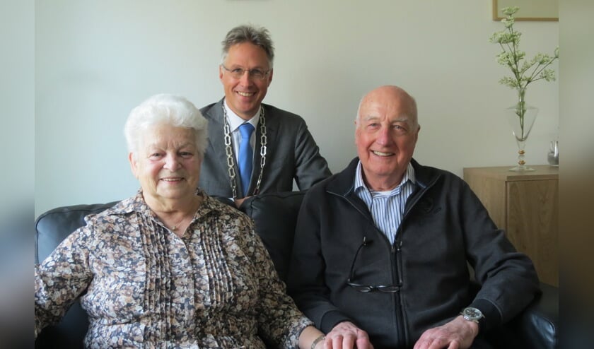 Het diamanten bruidspaar met locoburgemeester Hans Mieras.