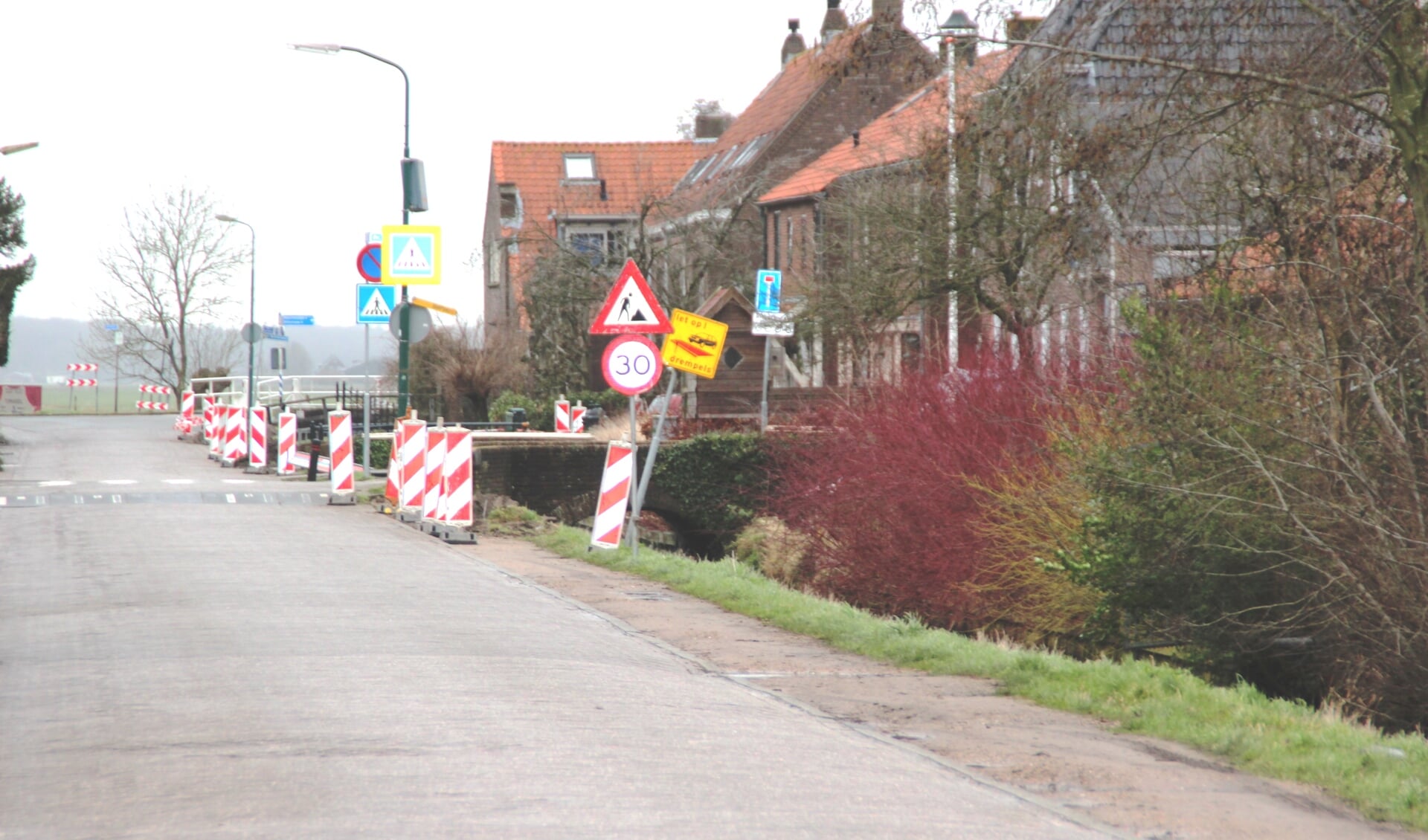 Langs de oostzijde van de Burg. Huydecoperweg binnen de bebouwde kom van Westbroek wordt op dit moment uitvoerig gegraven. [foto Henk van de Bunt]