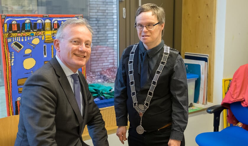 Ook Luuk stond de ambtsketting goed. (foto Hans Lebbe).