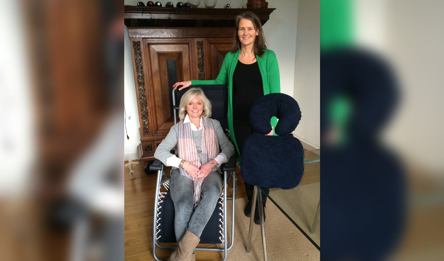 Machteld van Berg (r) behandelt cliënten aan huis met behulp van een stoel en neksteun tot genoegen van Geza Mobers van VPTZ de Biltse kernen (stoel).
