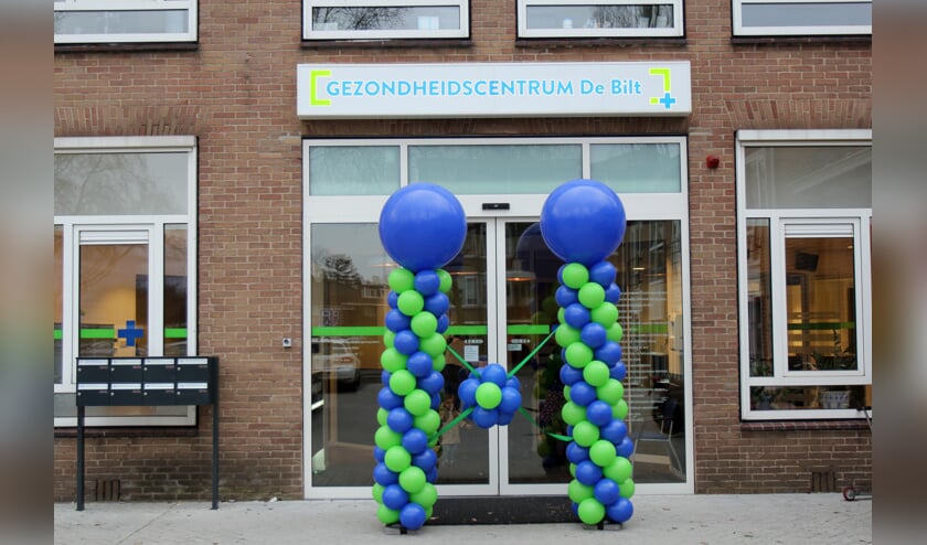 Ballonnen voor de ingang van het centrum.