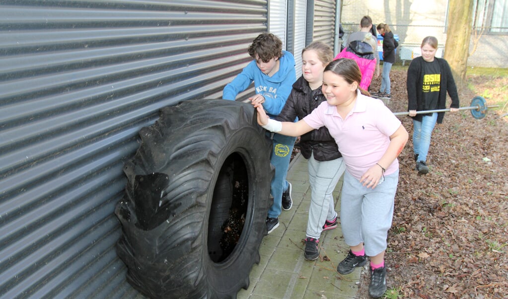 Kinderen helpen mee met de schoonmaakwerkzaamheden bij het buurtcentrum W4. [foto Reyn Schuurman]