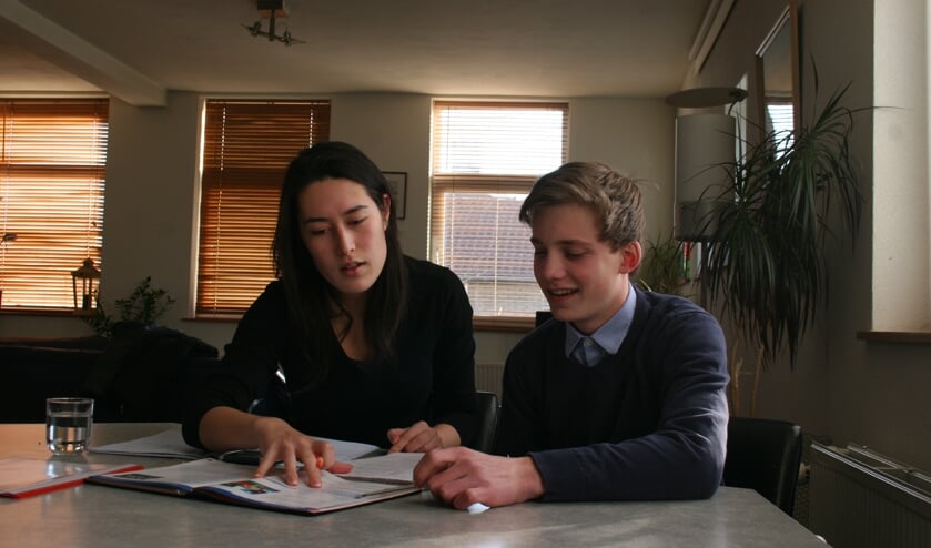 Yui Koenen studeert wiskunde aan de docentenopleiding en helpt leerlingen naar een voldoende.