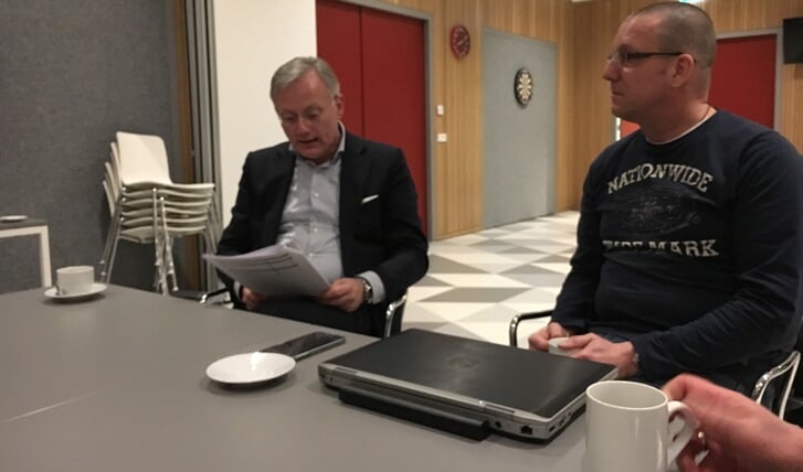 Rob Adriaansen (r) en burgemeester Arjen Gerritsen spraken o.a. over veiligheidsaspecten. 