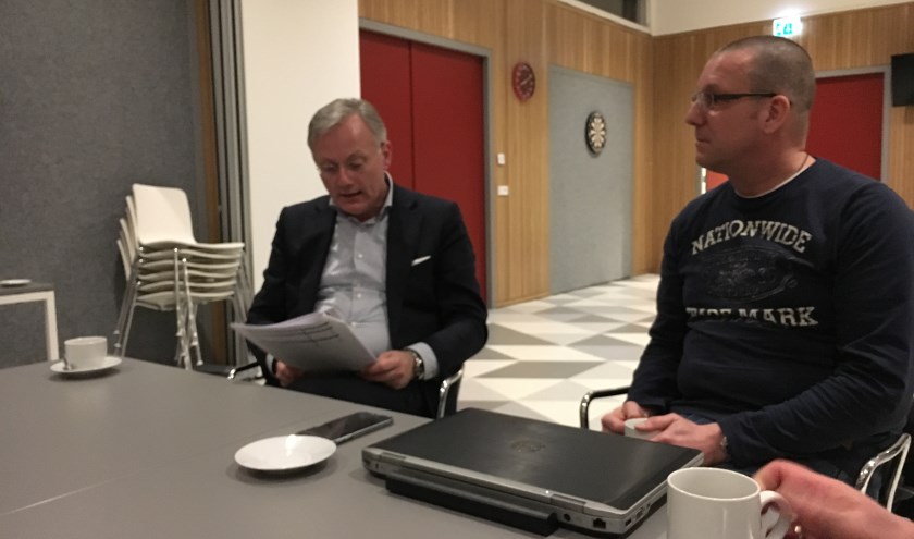 Rob Adriaansen (r) en burgemeester Arjen Gerritsen spraken o.a. over veiligheidsaspecten.