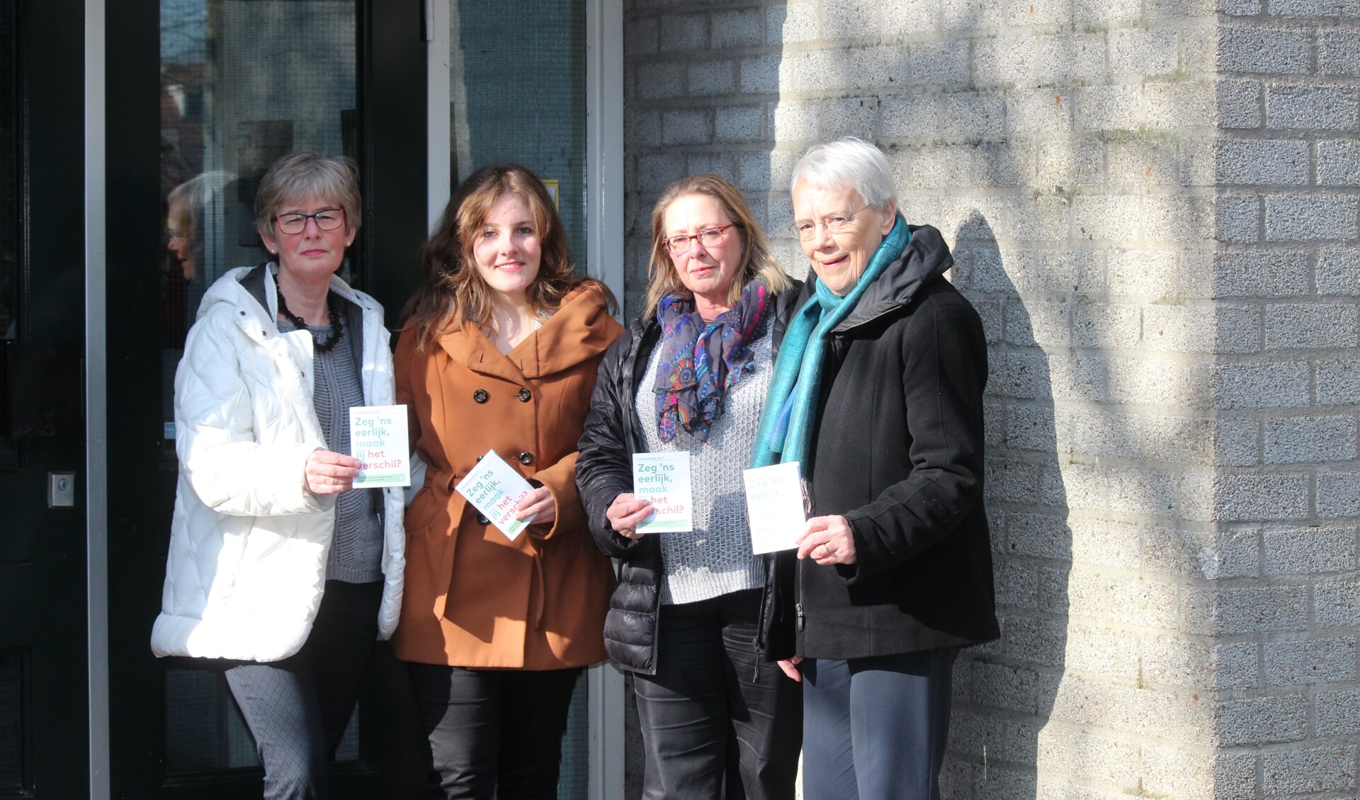 V.l.n.r. Coby Merkens, Eva Siderakis, Ria Dekker en Fieke Faber bij de ingang van de Groene Daan.