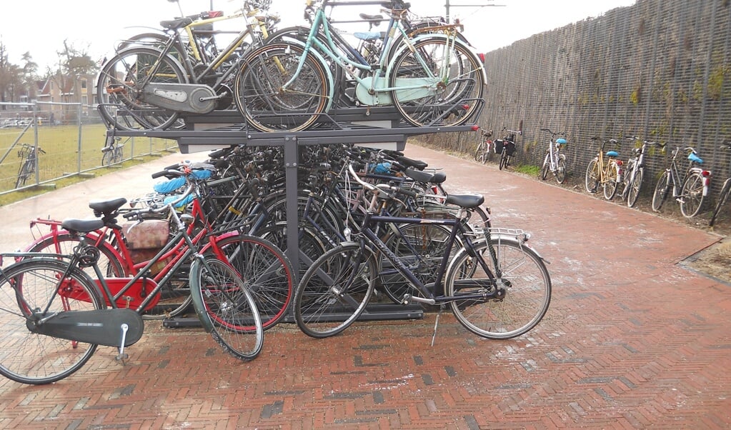 Er zijn meer fietsenrekken bij het station toegezegd.