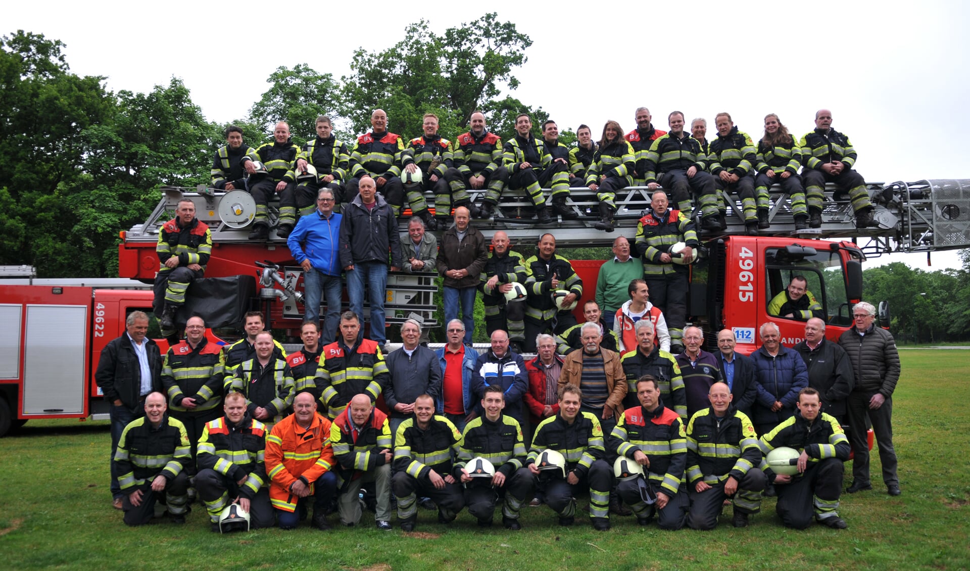 De leden van de jubilerende Biltse brandweer samen met hun oud leden.