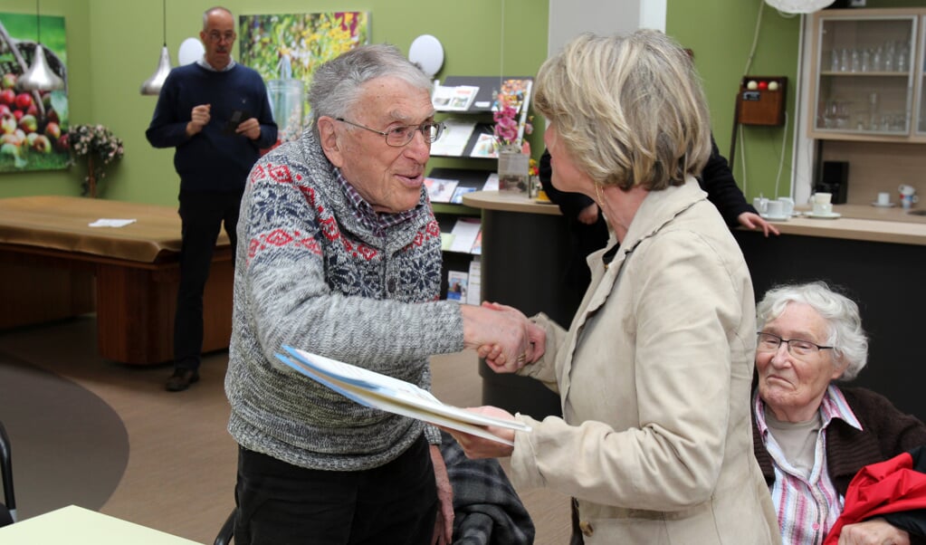 Dhr. Hoving uit De Bilt, met 90 jaar de oudste deelnemer, ontvangt het certificaat uit handen van wethouder Madeleine Bakker. [foto Reyn Schuurman]