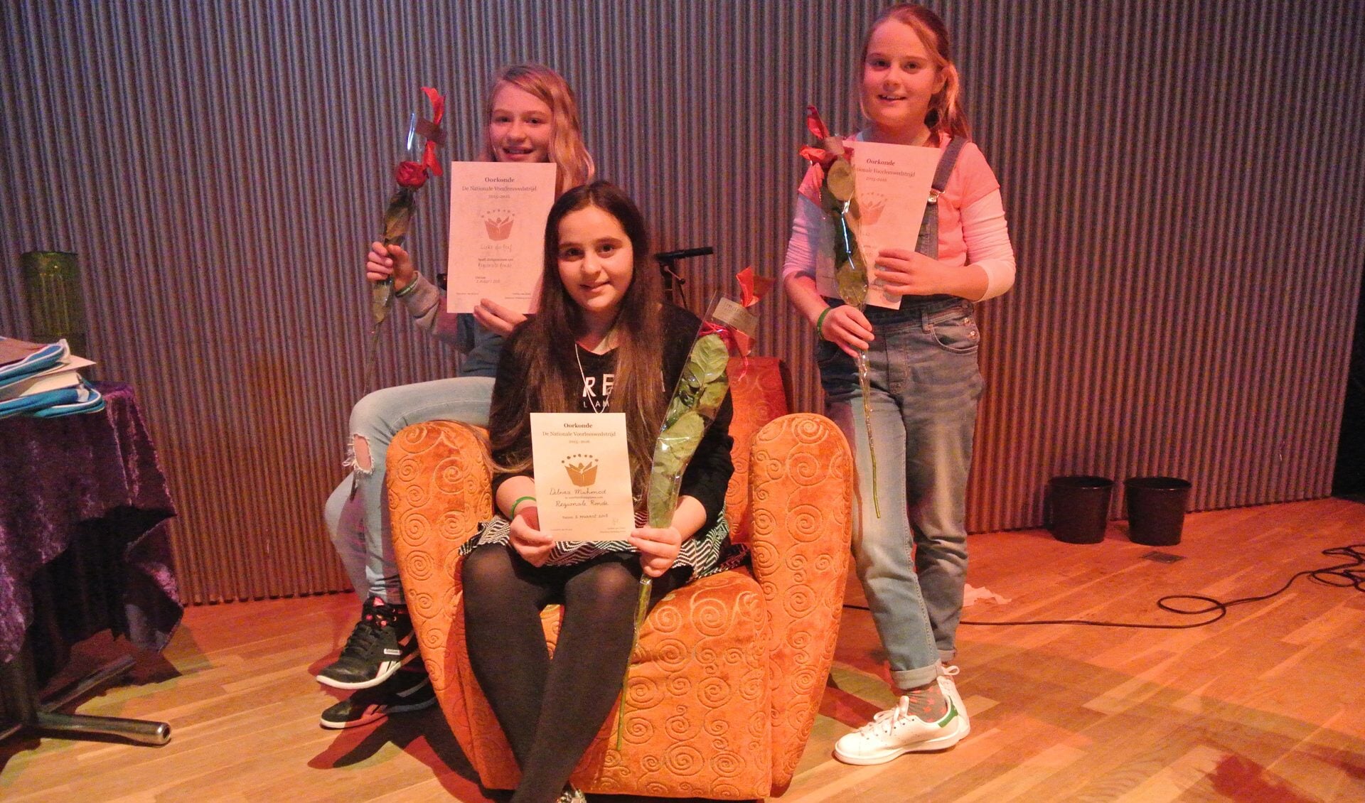 Delnaz (in stoel), Lieke (links) en Ella (rechts).