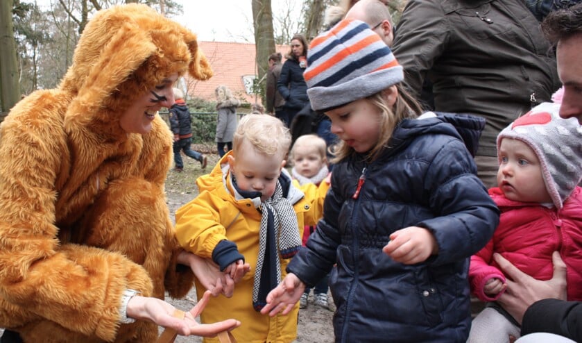 De mand van de paashaas wordt gevuld met de gevonden eitjes.